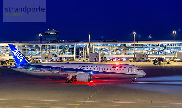 Eine Boeing 787-9 Dreamliner der Fluggesellschaft ANA rollt zum Start am Flughafen München  Oberbayern  Bayern  Deutschland  Europa