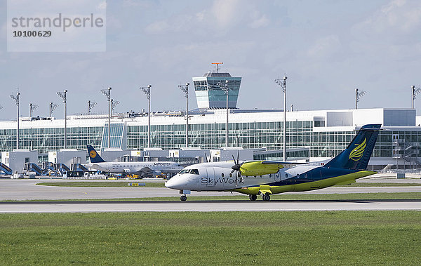 Ein Jet der Skywork Airlines vom Typ Dornier Do-328-110  Registrierungsnummer HB-AER  rollt auf dem Flughafen München  München  Oberbayern  Bayern  Deutschland  Europa
