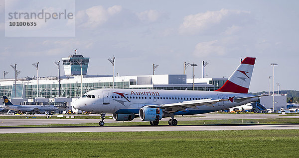 Ein Jet der Austrian Airlines vom Typ Airbus A319-112  Registrierungsnummer OE-LDA  rollt auf dem Flughafen München  München  Oberbayern  Bayern  Deutschland  Europa