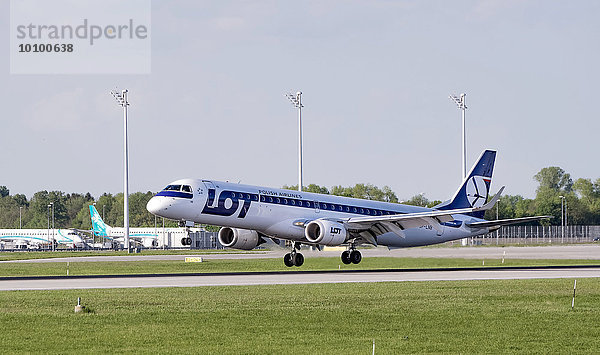 Ein Jet der polnischen Fluggesellschaft LOT vom Typ Embraer ERJ-195-200LR  Registrierungsnummer SP-LNB  landet auf dem Flughafen München  München  Oberbayern  Bayern  Deutschland  Europa