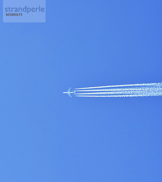 Aibus 380 Großraumflugzeug der Qatar Airlines mit Kondensstreifen bei blauem Himmel