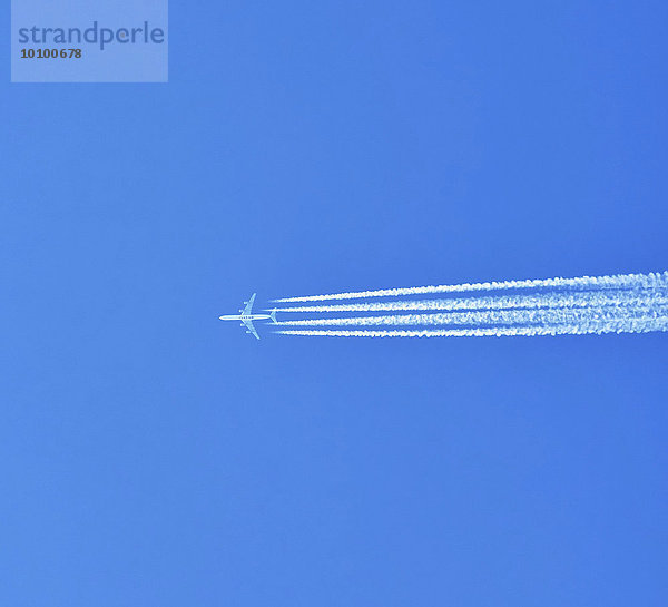 Aibus 380 Großraumflugzeug der Qatar Airlines mit Kondensstreifen bei blauem Himmel