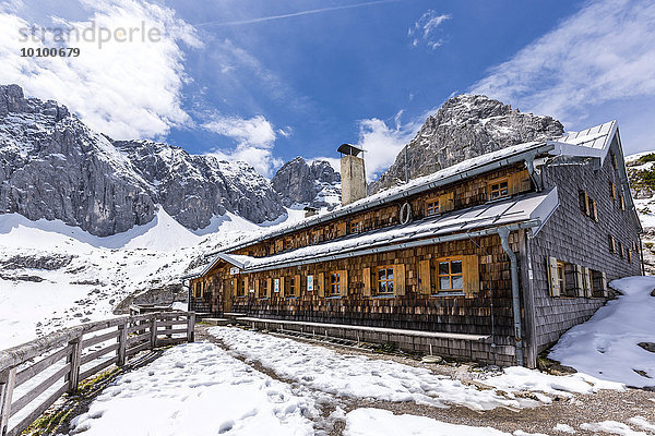 Coburger Hütte am Drachensee mit Grünsteinscharte und Drachenkopf  Wettersteingebirge  Tirol  Österreich  Europa