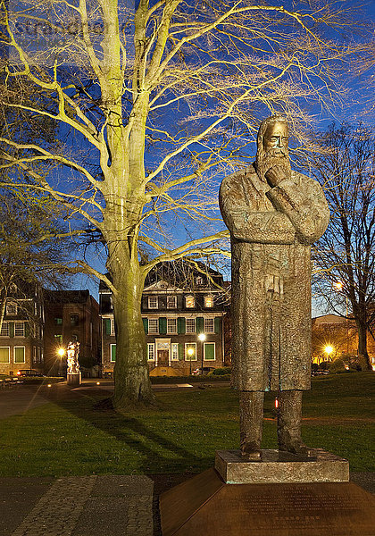 Friedrich Engels  Denkmal im Engelspark  Wuppertal  Nordrhein-Westfalen  Deutschland  Europa