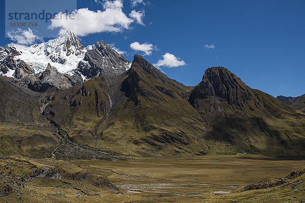 Schneebedeckte Berge und Felsen  Gebirgszug Cordillera Huayhuash  Anden  Nordperu  Peru  Südamerika