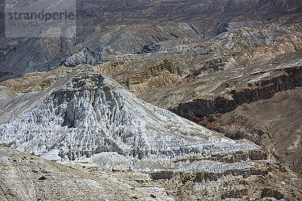 Berge  Felsformationen  Erosionslandschaft je nach mineralischer Zusammensetzung des Bodens in unterschiedlichen Farben  Lo-Manthang  Mustang  ehemaliges Königreich Mustang  Himalaya  Nepal  Asien