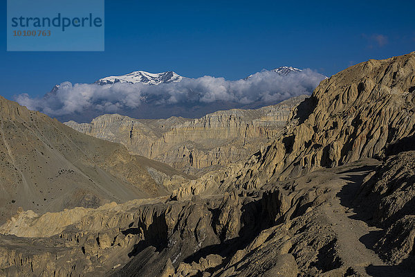 Berge  Felsformationen  Erosionslandschaft je nach mineralischer Zusammensetzung des Bodens in unterschiedlichen Farben  Yara  Mustang  ehemaliges Königreich Mustang  Himalaya  Nepal  Asien