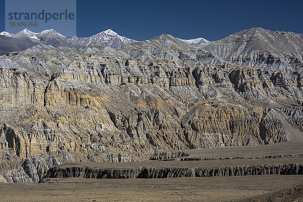 Berge  Felsformationen  schneebedeckte Berge  Erosionslandschaft je nach mineralischer Zusammensetzung des Bodens in unterschiedlichen Farben  Yara  Mustang  ehemaliges Königreich Mustang  Himalaya  Nepal  Asien