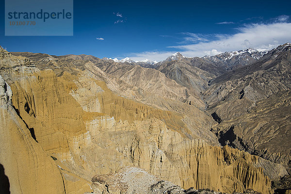 Berge  Felsformationen  Erdpyramiden  Erosionslandschaft je nach mineralischer Zusammensetzung des Bodens in unterschiedlichen Farben  Chhusang  Mustang  ehemaliges Königreich Mustang  Himalaya  Nepal  Asien