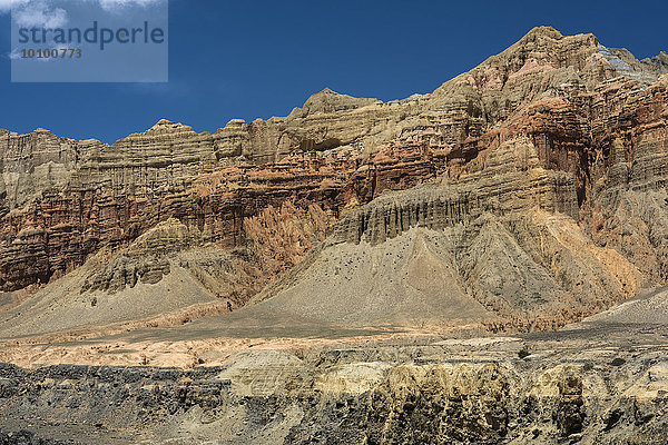 Berge  Felsformationen  Erosionslandschaft je nach mineralischer Zusammensetzung des Bodens in unterschiedlichen Farben  Ghemi  Mustang  ehemaliges Königreich Mustang  Himalaya  Nepal  Asien