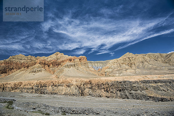 Berge  Felsformationen  Erosionslandschaft je nach mineralischer Zusammensetzung des Bodens in unterschiedlichen Farben  Ghemi  Mustang  ehemaliges Königreich Mustang  Himalaya  Nepal  Asien