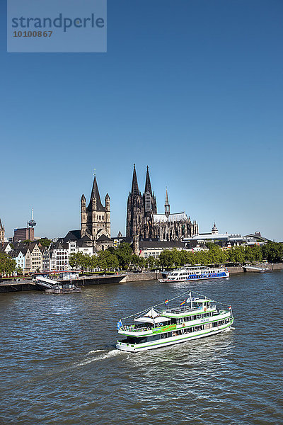 Kölner Dom und Groß St. Martin  Köln  Nordrhein-Westfalen  Deutschland