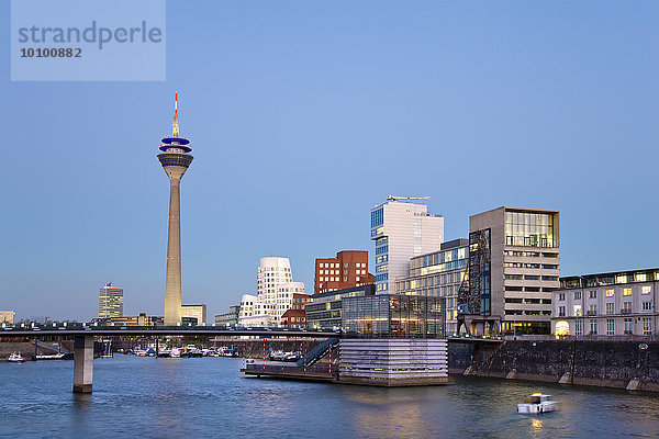 Rheinturm und Rhein  Medienhafen  Düsseldorf  Nordrhein-Westfalen  Deutschland  Europa