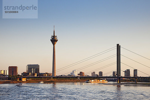 Rheinturm und Rhein  Medienhafen  Düsseldorf  Nordrhein-Westfalen  Deutschland  Europa