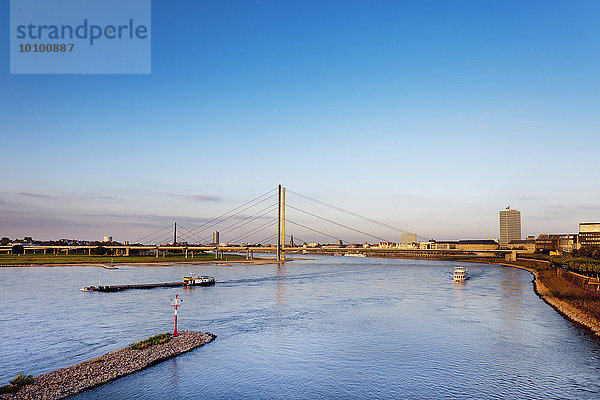 Rheinkniebrücke und Rhein  Altstadt  Düsseldorf  Nordrhein-Westfalen  Deutschland  Europa