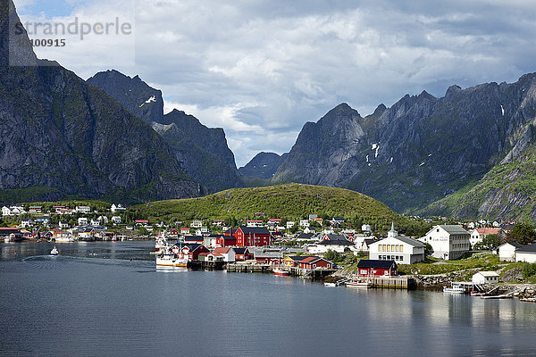 Blick auf Reine  Moskenesoy  Lofoten  Norwegen  Europa