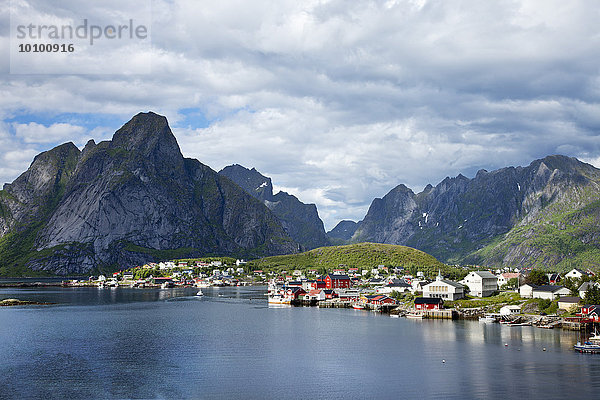 Blick auf Reine  Moskenesoy  Lofoten  Norwegen  Europa