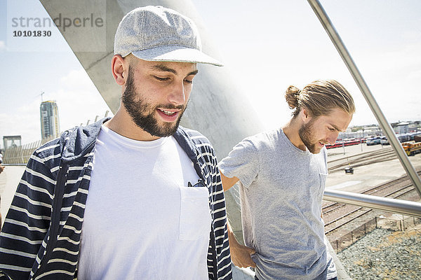 Mann gehen Brücke 2 jung vorwärts