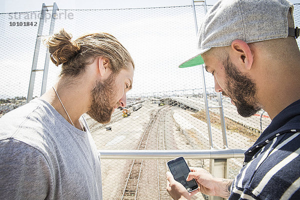 Handy stehend Mann sehen Brücke Kurznachricht 2 jung