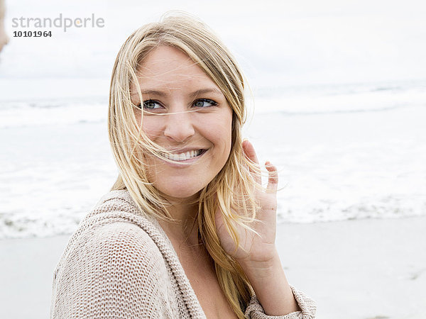 junge Frau junge Frauen Portrait lächeln Strand