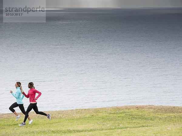 Frau Küste joggen 2 vorwärts