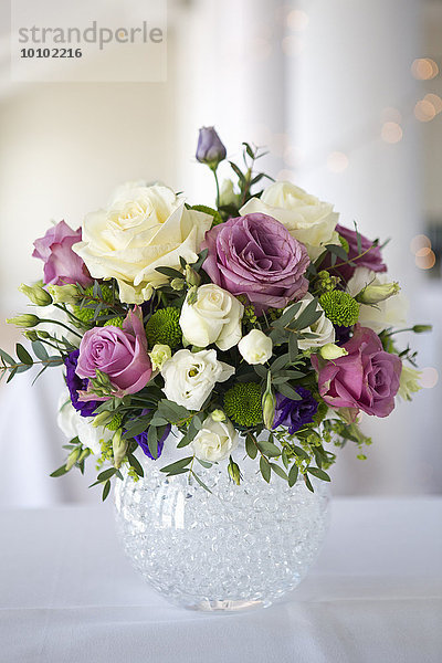 Arrangement von weißen  rosa und violetten Hochzeitsblumen.