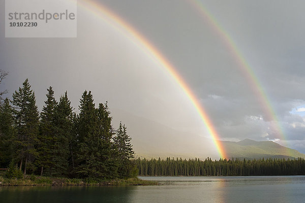 Doppelter Regenbogen über einem See im Jasper-Nationalpark in Kanada.