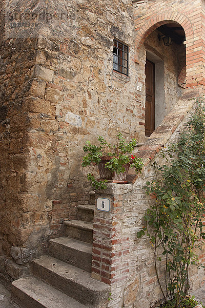 Rustikaler Eingang in ein traditionelles toskanisches Haus.