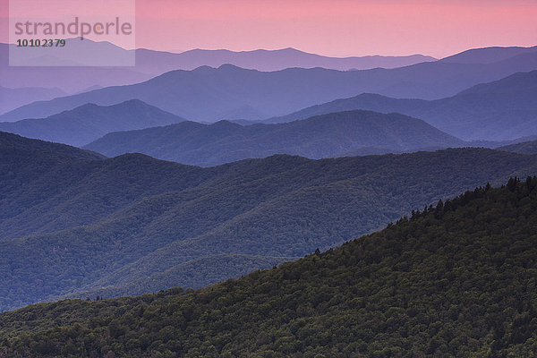 Die Great Smoky Mountains in Tennessee in der Abenddämmerung.