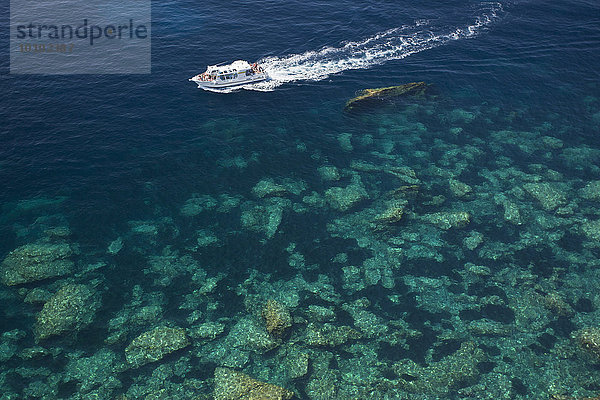 Hochwinkelaufnahme eines Kreuzfahrtschiffes auf dem Mittelmeer bei Bonifacio auf Korsika.