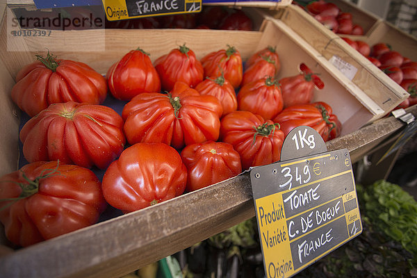 Große Erbstück-Tomaten an einem Marktstand in Bonifacio auf Korsika.