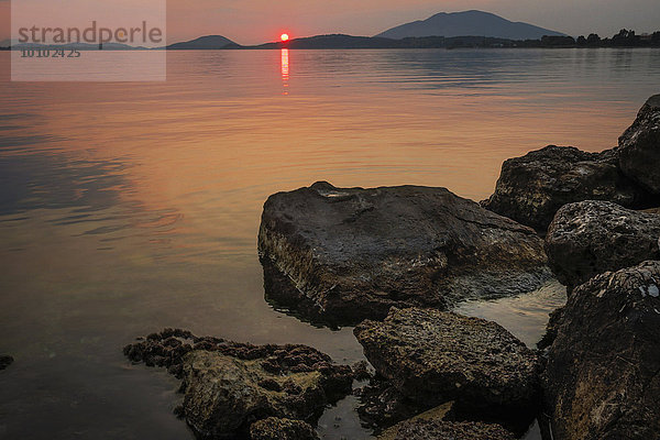 Sonnenuntergang über dem Mittelmeer bei Igoumenitsa  Griechenland.