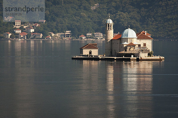 Kirche auf einer Insel in der Bucht von Kotor in Montenegro.