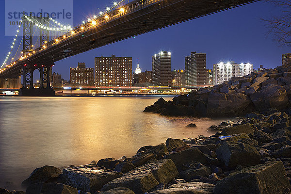 Nachtansicht in Richtung Manhattan von Brooklyn aus  wobei die Manhattan Bridge den East River überspannt.