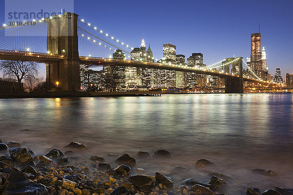 Nachtansicht in Richtung Manhattan von Brooklyn aus  wobei die Brooklyn Bridge den East River überspannt.