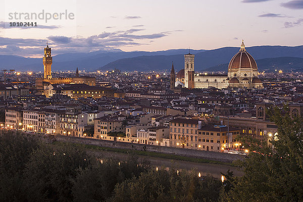 Die historischen Gebäude in Florenz in der Abenddämmerung.
