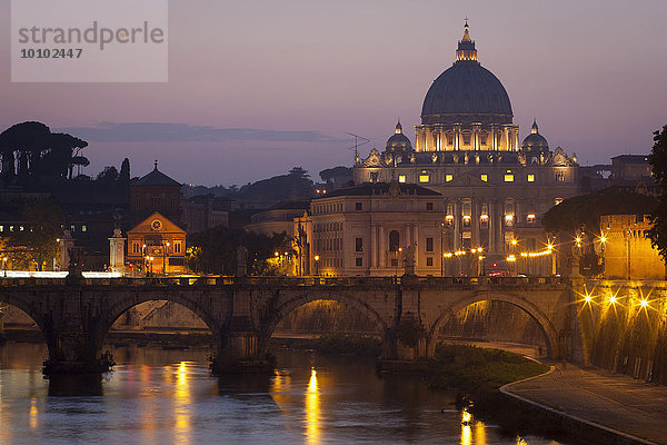 Blick vom Tiber auf den Petersdom in der Vatikanstadt  Rom in der Abenddämmerung.