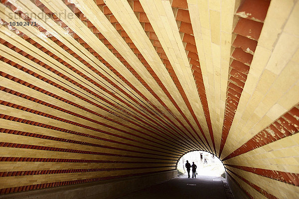 Ehepaar zu Fuß durch einen Tunnel in New York.