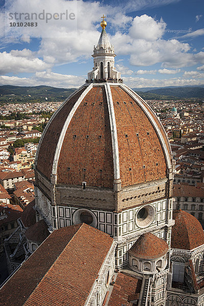 Hochwinkelansicht der Kuppel der Kathedrale von Florenz aus dem 15.