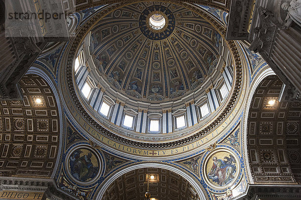 Niederwinkel-Innenansicht der Kuppel des Petersdoms in der Vatikanstadt  Rom.