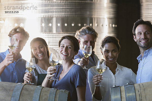 Portrait lächelnde Freunde Weinprobe im Weinkeller