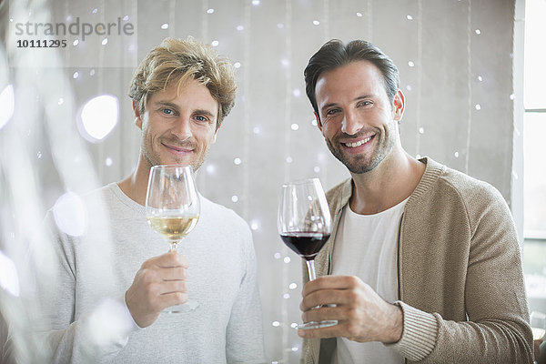 Portrait lächelnde Männer Weinprobe