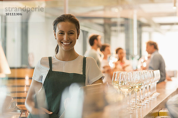 Portrait lächelndes Weingut Verkostungsraumarbeiterin