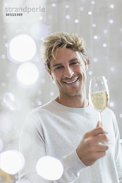 Portrait lächelnder Mann trinkt Weißwein