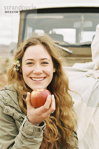 junge Frau junge Frauen rot Apfel halten
