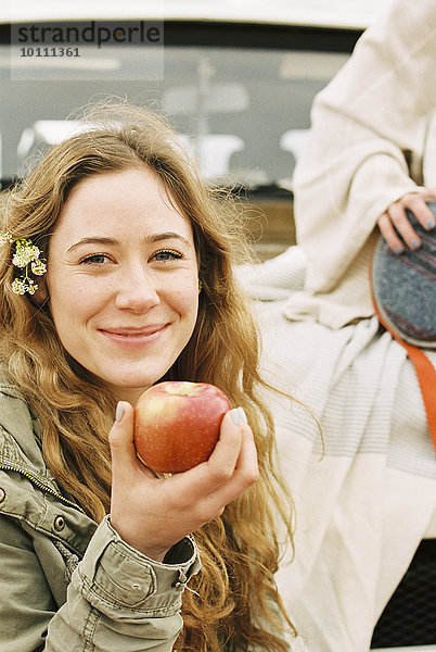 junge Frau junge Frauen rot Apfel halten