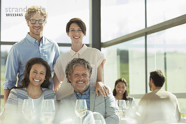 Portrait lächelnde Freunde im sonnigen Restaurant