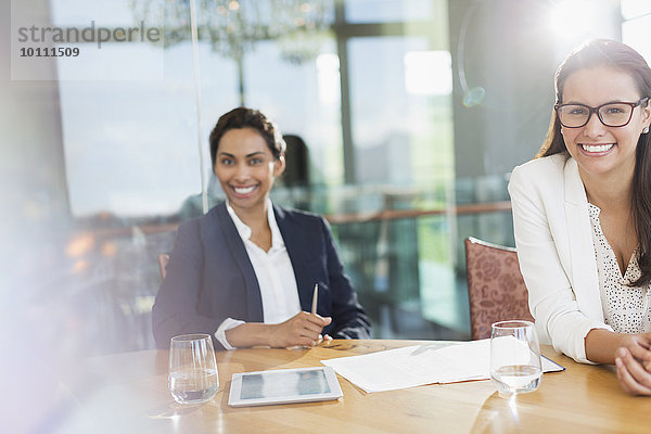 Portrait lächelnde Geschäftsfrauen im Konferenzraum