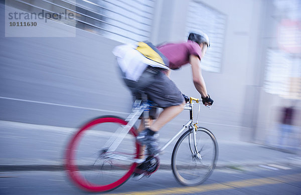 Fahrradkurier rast die Straße hinunter