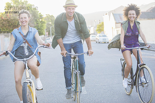 Lächelnde Fahrradfreunde auf der Straße